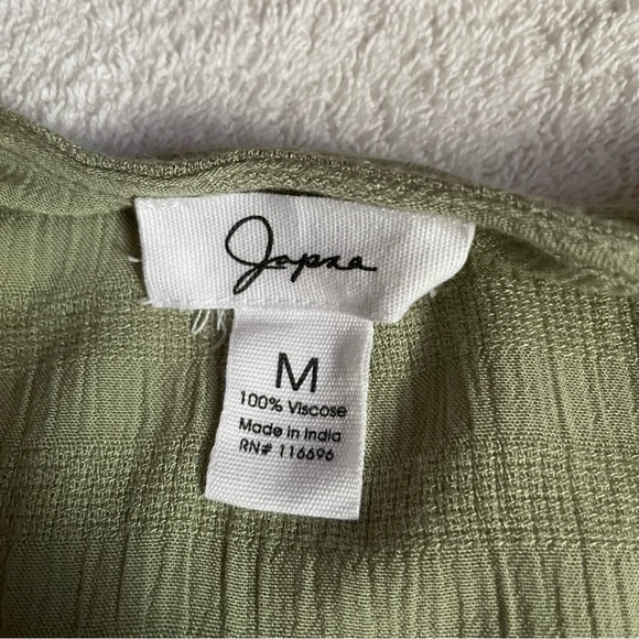 Adorable sage green blouse! - Picture 2 of 3